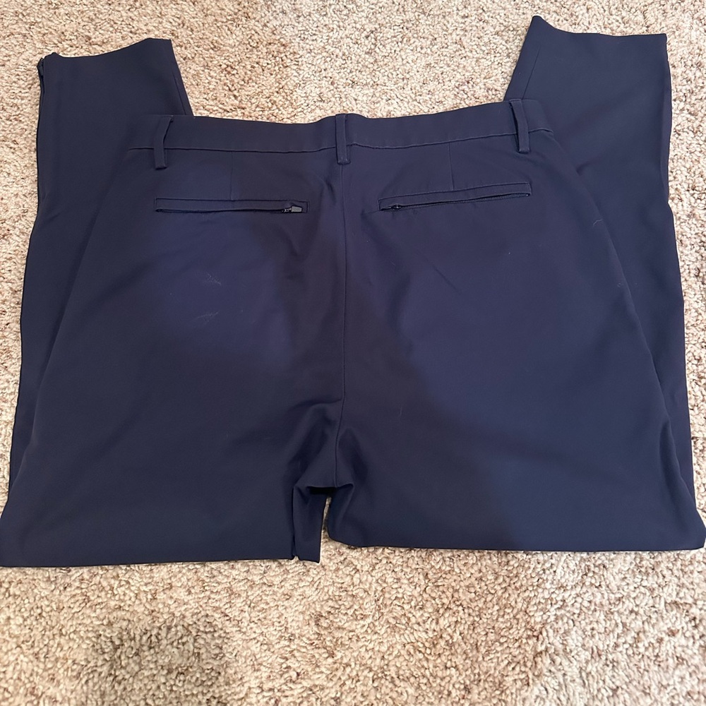 Banana Republic Men’s Tech Chino Trouser
Size 31x30
Navy Blue
